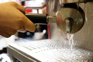 Comment utiliser le vinaigre pour nettoyer votre cafetière