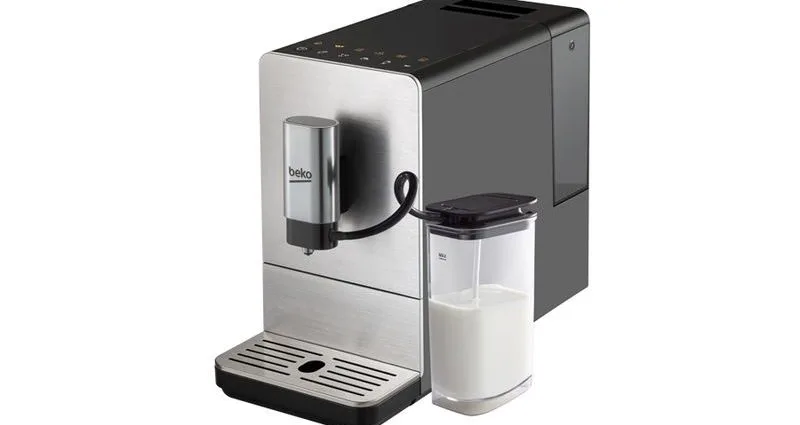 Beko équipe sa cafetière automatique avec broyeur d'une carafe à lait