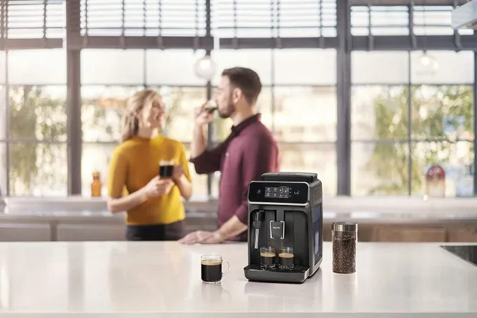 un café digne d’un barista avec la machine à espresso automatique Philips 2200