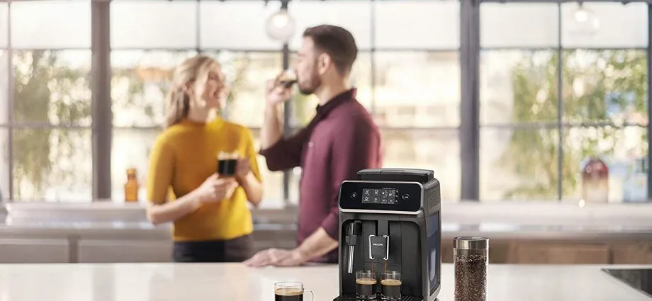 un café digne d’un barista avec la machine à espresso automatique Philips 2200